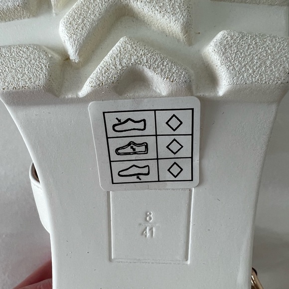 WHITE STRAPPY CLEATED SANDALS, SIZE 10 - Picture 4 of 5